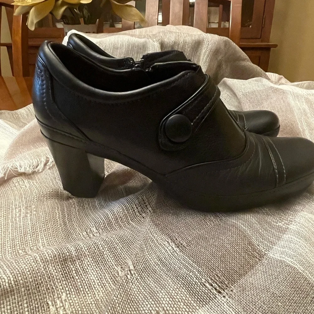 Clark’s artisan casual heels. - Picture 2 of 5